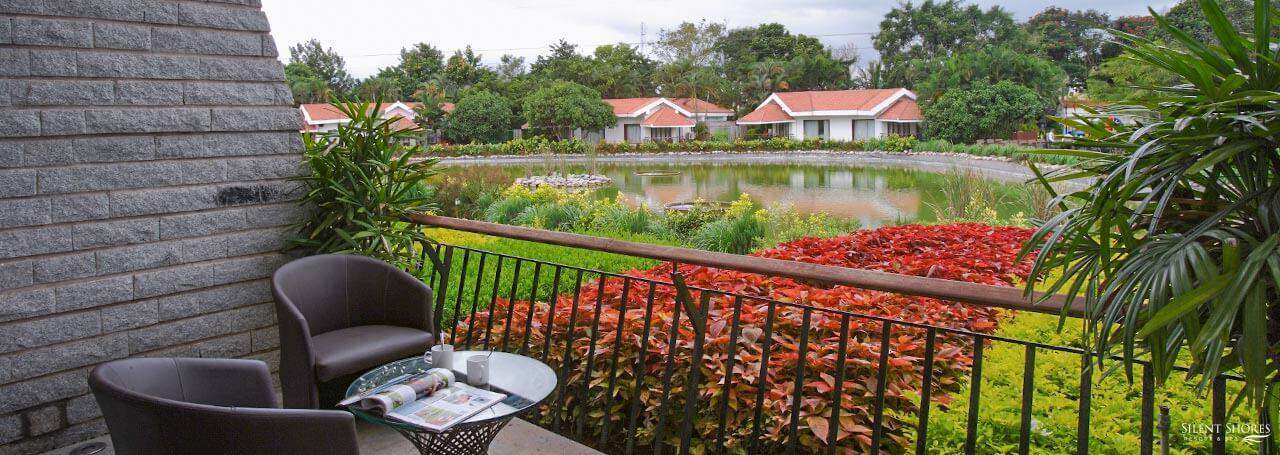Deluxe room baclony overlooking the lake - Best deluxe rooms in Mysore - Silent Shores Resort & Spa